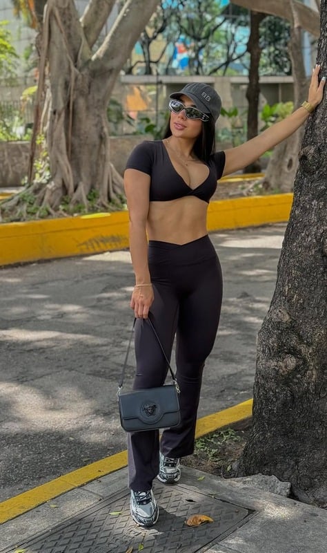SET BELY — leggins basta ancha y crop top espalda afuera